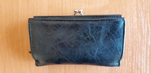 leżący na blacie portfel z ciemnego tworzywa