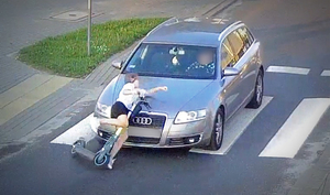 dziewczynka z hulajnogą potrącona przez samochód marki Audi