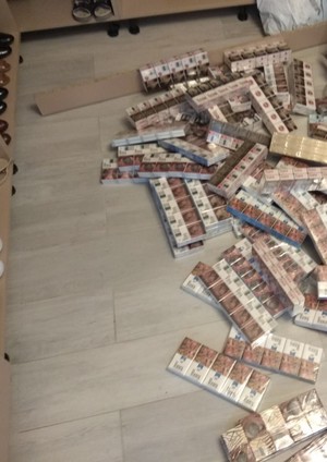 leżące na podłodze paczki papierosów