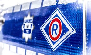 litera R na drzwiach radiowozu