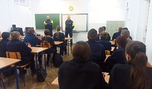 policjanci Wydziału Ruchu Drogowego i uczniowie Zespołu Szkół w Radoryżu