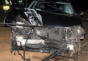 przód uszkodzonego samochodu marki Lexus, obok policjanci