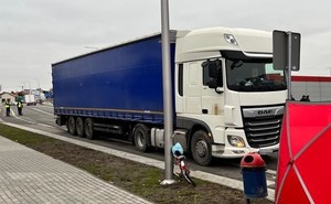 samochód marki DAF z naczepą, stojący przy słupie uszkodzony rower