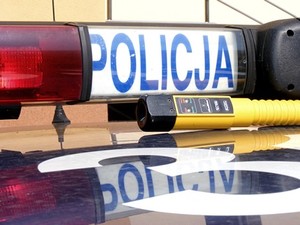 lampa z napisem policja i alcoblow na dachu radiowozu