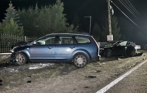 uszkodzone samochody Ford i Volkswagen na miejscu zdarzenia drogowego