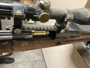 łuska naboju w komorze ładowania sztucera