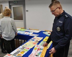 prace konkursowe oceniane przez policjanta