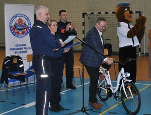 rower przekazywany przez burmistrza, w obecności Komendanta i policjantów