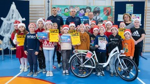 uczestnicy konkursu - dzieci i dorośli na sali gimnastycznej