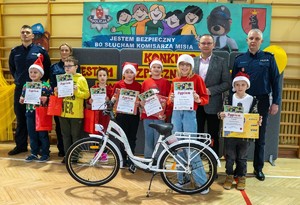 policjanci i dzieci uczestniczące w konkursie