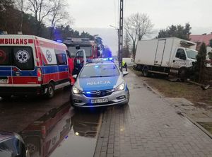miejsce wypadku drogowego, karetka pogotowia, radiowóz i uszkodzony samochód Iveco