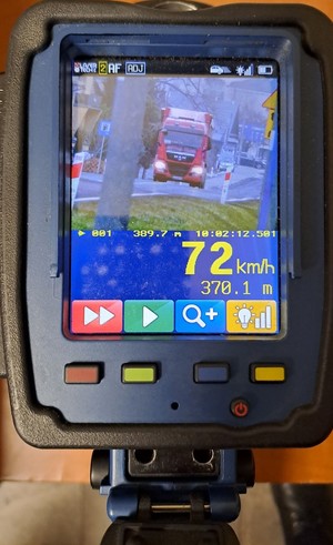 monitor laserowego miernika prędkości z obrazem samochodu ciężarowego i wskazaniem prędkości