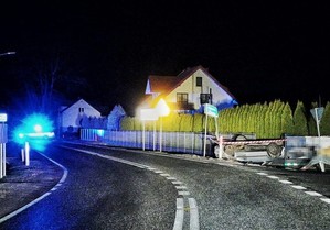 miejsce zdarzenia drogowego, leżący w rowie samochód marki Honda