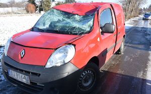 miejsce wypadku w Serokomli, uszkodzony samochód Renault Kangoo, w tle radiowóz