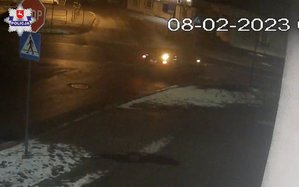 samochód marki Mazda na skrzyżowaniu dróg, w rejonie widoczny znak drogowy Stop