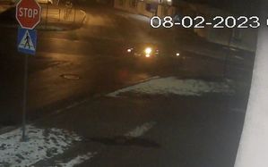 samochód marki Mazda na skrzyżowaniu dróg, w rejonie widoczny znak drogowy Stop