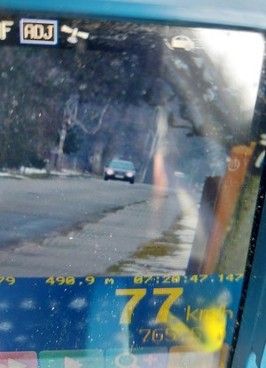 wyświetlacz radarowego miernika prędkości ze wskazaniem 77 km na godzinę