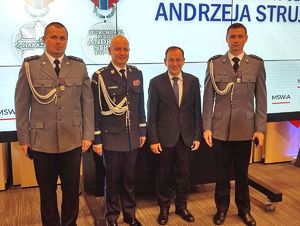 Minister Spraw Wewnętrznych i Administracji, Komendant Główny Policji, mł. asp. Grzegorz Wesołowski, mł. asp. Radosław Ochmański