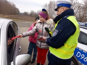 policjant i dzieci wręczające kierowcy serduszko