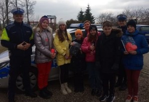 dzieci i policjanci, w tle radiowóz