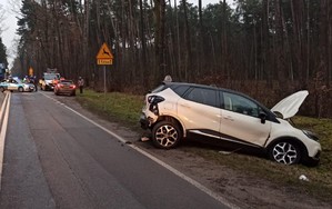 miejsce wypadku, uszkodzony Renault, w tle radiowóz i inne samochody