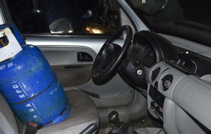 wnętrze samochodu, stojąca na fotelu butla gazowa propan-butan