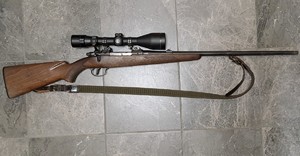 leżący na podłodze sztucer z lunetą