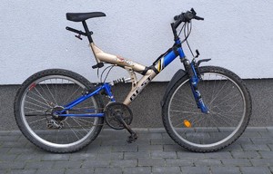 stojący przy ścianie rower