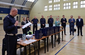 policjanci i przedstawiciele samorządu