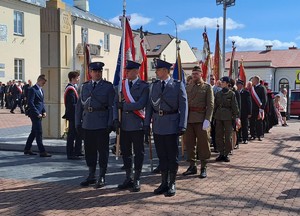 poczet sztandarowy Komendy Powiatowej Policji w Łukowie, w tle pozostałe poczty sztandarowe