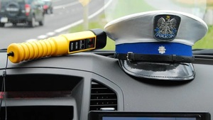 alkoblow i policyjna czapka na desce rozdzielczej samochodu