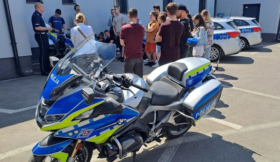 policjant, uczniowie i policyjne motocykle