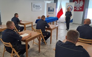 policjanci - dzielnicowi na sali konferencyjnej