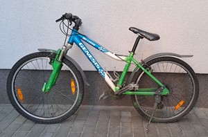 stojący przy ścianie rower