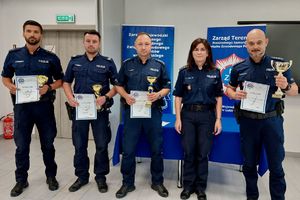 policjanci z dyplomami i z pucharami