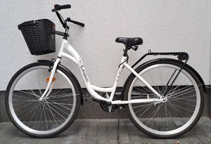 stojący przy ścianie budynku biały rower