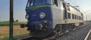 stojąca na torach lokomotywa