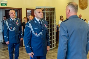 policjant składa meldunek komendantowi