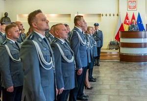 stojący na sali policjanci