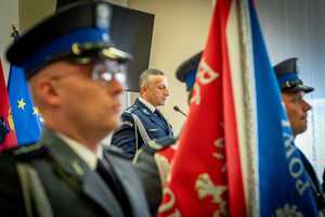 poczet sztandarowy, w tle komendant