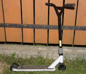 hulajnoga oparta o płot