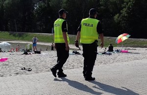zdjęcie ilustracyjne - policjanci patrolują teren zalewu Zimna Woda