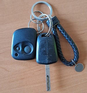 kluczyk samochodowy z pilotem i zawieszką