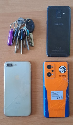 trzy smartfony i klucze