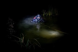 płetwonurek w zbiorniku wodnym