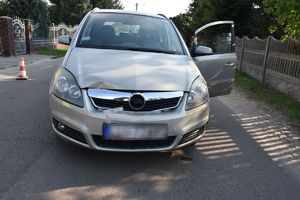 miejsce wypadku drogowego, uszkodzony samochód marki Opel