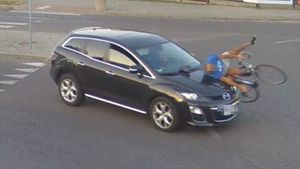 Samochód osobowy zderza się z rowerzystą.