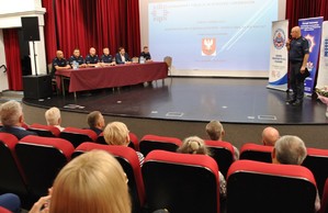 policjanci i zaproszeni goście uczestniczący w debacie społecznej