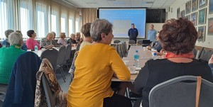 emerytowani nauczyciele w sali konferencyjnej na spotkaniu z policjantami,