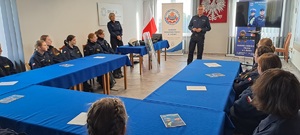 Zastępca Komendanta i uczniowie klasy policyjnej